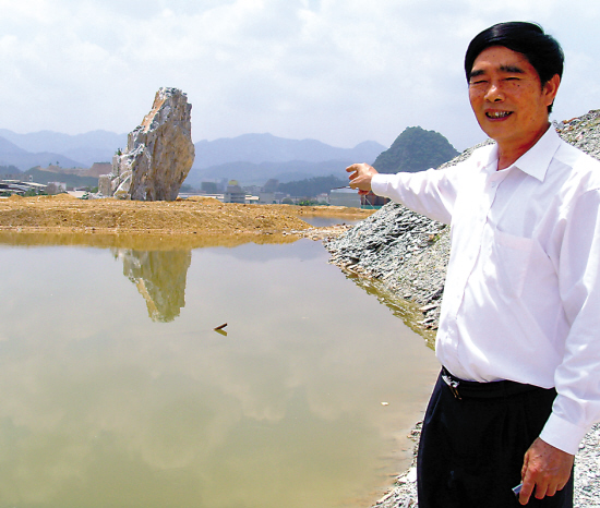 云浮大石山被挖成"城雕"