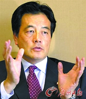 民主党副代表冈田克也(左),干事长鸠山由纪夫(右)成为这一职务的热门