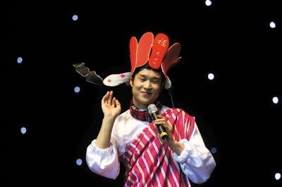 小沈阳演出时扮唐僧.眼下,国内有两件事倍受人们关注.