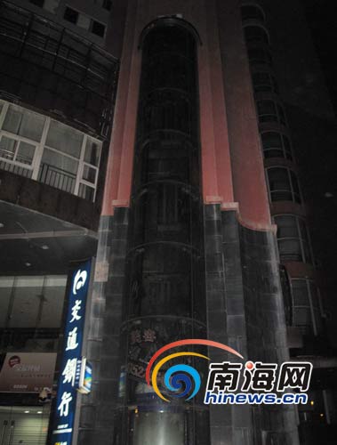 海口和平城市广场:大火烧半个小时无人报警