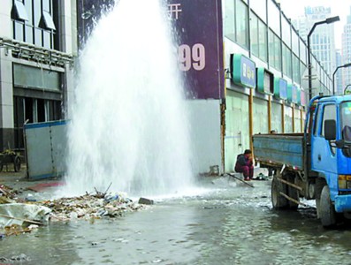 六米水柱拔地起