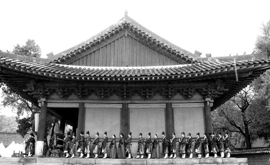 也有人说,起源于中国的"儒家思想"在韩国"开花结果".