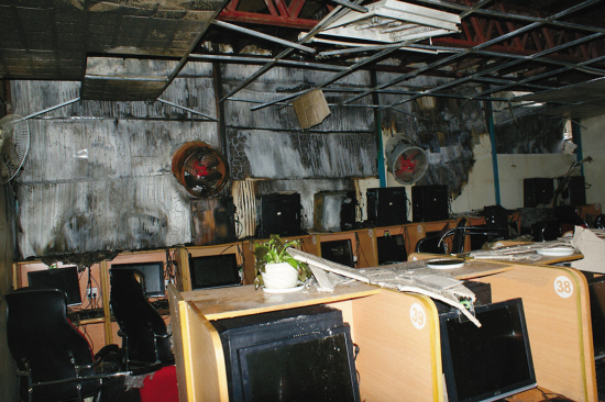 一黑网吧的工作人员用煤气做饭时不慎点燃了铁皮房,导致附近