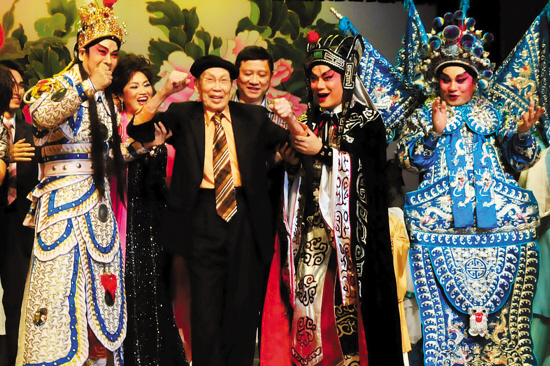 罗品超登台合唱故乡情