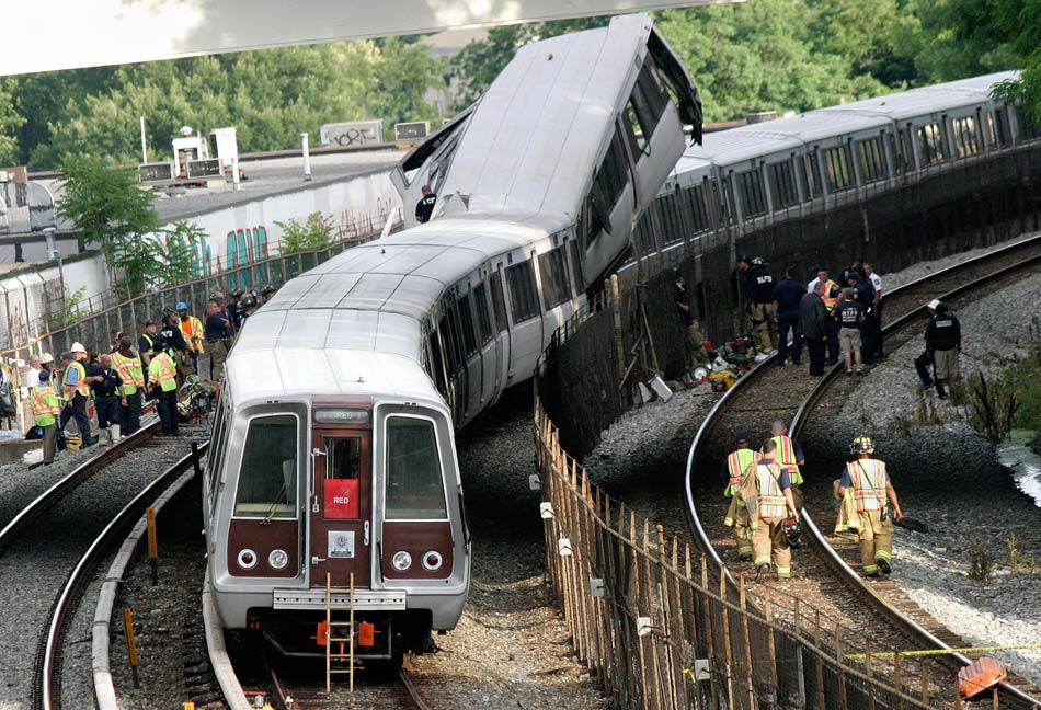 美國華盛頓兩輛地鐵列車相撞並脫軌 現場高清圖集