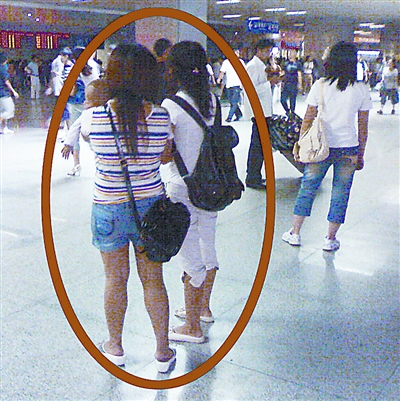 准点上下班日进数百元 火车站有群"六块女"