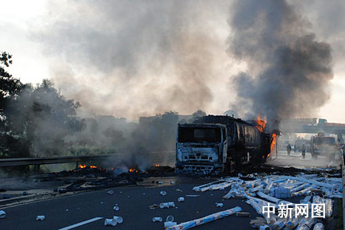 7月8日早晨,广东开阳高速公路恩平市大槐路段发生一起严重交通事故