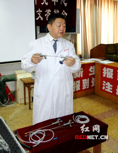 (湘雅医院外科主任张阳德教授向正在介绍"金属多腔胆囊内镜)