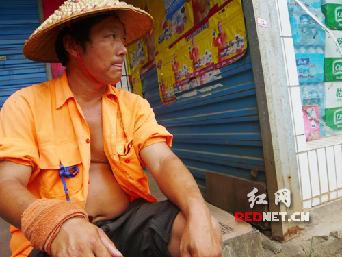 新闻速写:酷暑下守护清洁的长沙环卫工人(图)