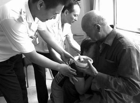 记者闫化庄图本报讯 80岁的甘肃天水老人李银锁,独自来河南看望女儿