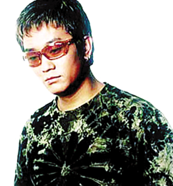 歌手含笑涉嫌吸毒被拘