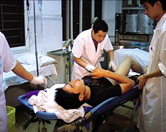 嫌疑人拒捕中弹被送往医院抢救本报湛江讯记者袁增伟,通讯员李敬全,陈