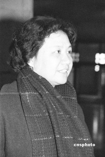 > 正文        冯牧,李建彤,柯岩,吴运泽在文艺界茶话会上.