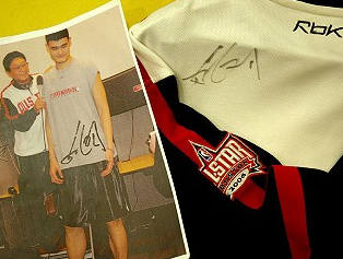 台举办篮球赛赈灾教练捐出姚明亲笔签名球衣