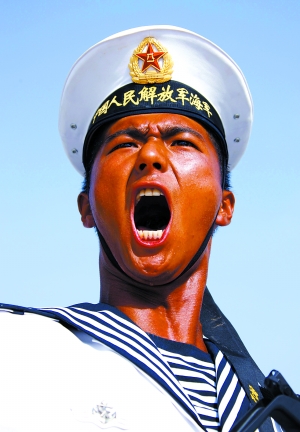 新华社记者 王建民 摄看齐8月10日,空降兵方队在进行单排面训练考核.