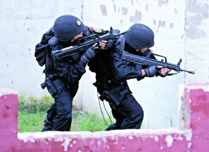 8月21日,武警某訓練基地,兩名雪豹突擊隊員在