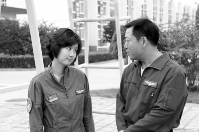 国庆阅兵空中梯队女飞行员周帅与教练员