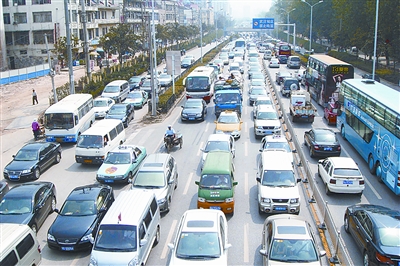 再现高峰 人流车流满满当当