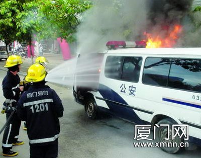 同安区祥平街道公路边,一辆停放的警车突然起火,火势迅猛包围了驾驶室