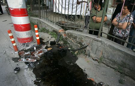 顾文剑 杨洁       昨日14时40分许,四平路大连路口附近发生一起车祸