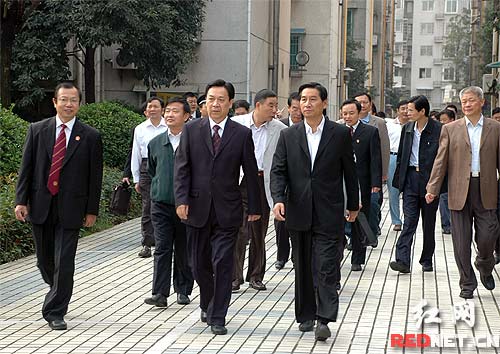 (湖南省人大常委会党组书记,副主任戚和平一行视察法院工作)