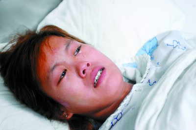 众病友热心照顾受伤女孩