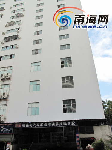 11月7日上午10时35分许,一名约30岁男子从海口市大同路华发大厦高层