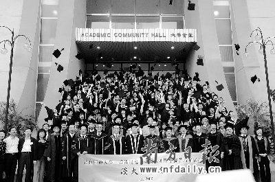首批内地毕业生获颁香港学位