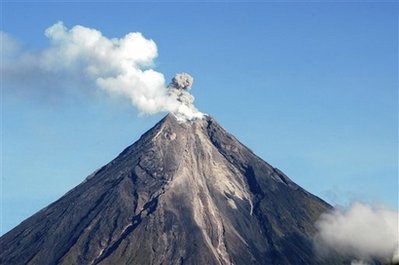 菲律宾马荣火山喷出火山灰 随时可能爆发(图)