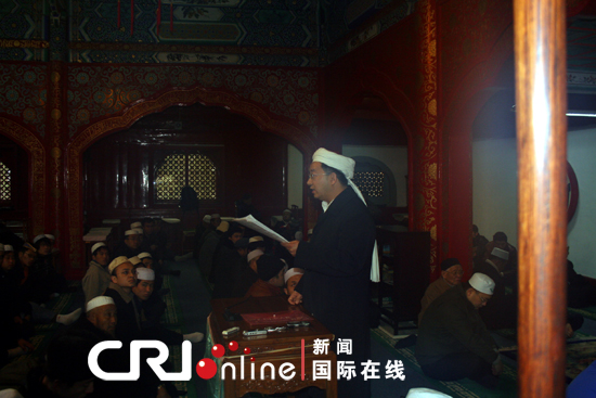 当天上午,6000多名身着节日盛装的中外穆斯林群众来到北京牛街礼拜寺