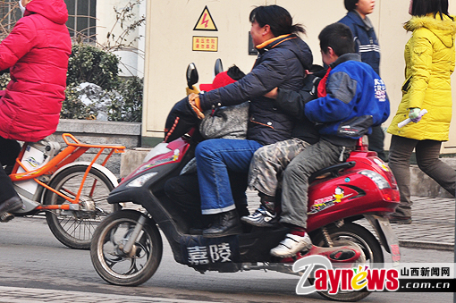 电动车违规载人 宇巍/摄山西新闻网12月9日讯(记者宇巍)今天上午,记者