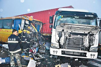 香港旅行團浙江遇車禍7人傷 疑車輛超速肇事(圖)