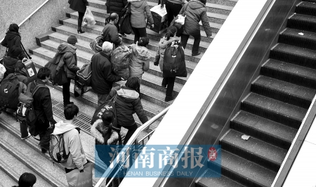 火车站出站口电梯一出生就"休眠"?