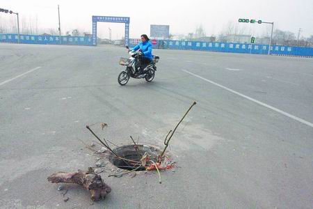 《窨井张嘴坑死人了》追踪 看到报道,读者纷纷举报 张嘴窨井——许昌
