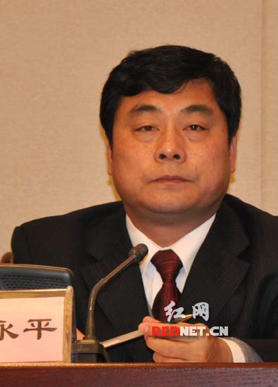 (湖南省委统战部副部长,省工商联党组书记崔永平回答记者提问.