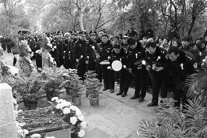 图文:英雄民警骨灰安葬家乡烈士陵园