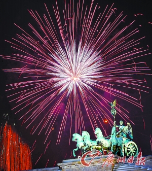 焰火在柏林勃兰登堡门附近灿烂绽放.