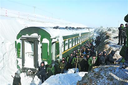 呼和浩特雪灾,两列火车被困