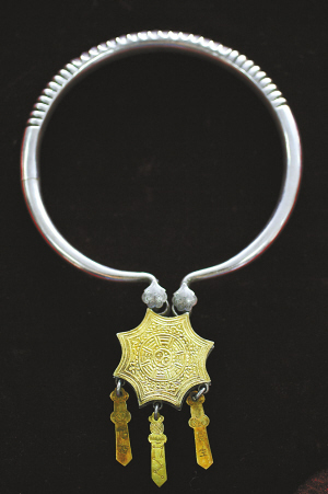 > 正文     清代黎族银饰叮铛耳环海南日报记者苏晓杰摄   文/海南