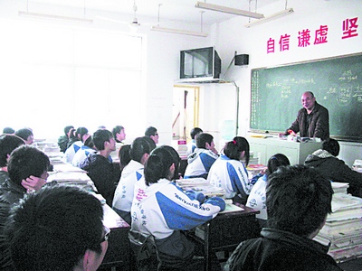 昨日,金海中学初中班的学生正在补课.