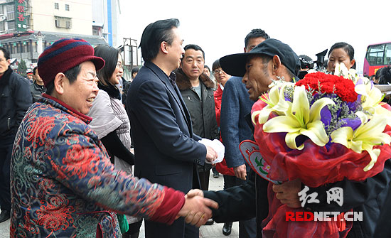 (全桂珍(左)给孟昭良送上鞋垫后,两人互相叮嘱.