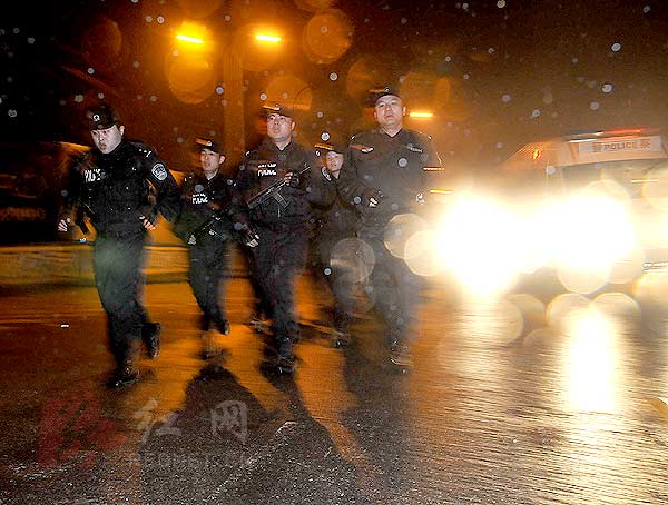 长沙特警雨夜负重拉练24分钟跑5公里组图