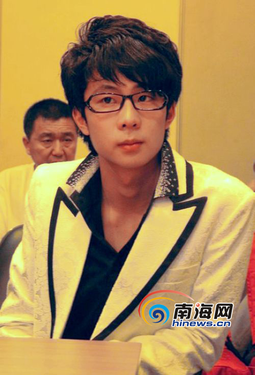 世界奇人"力托万斤" 刘振宇26日海南会歌迷