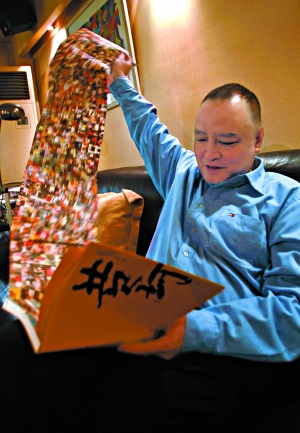 特别收录了数百张流水席上席下黄珂与黄客(黄家食客的统称)们的合影