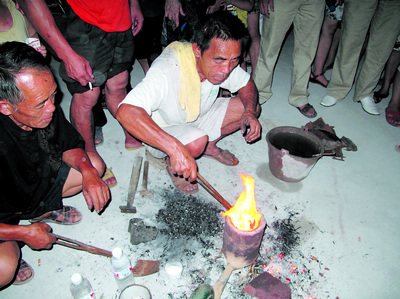 徒手"打铁水"再现株洲