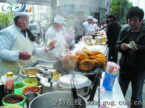 身著統一的白大褂,站在乾淨整潔的餐車旁出售油炸粑,香菇粉等風味早點