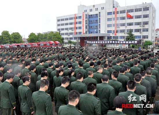 为生者加油 湖南省消防官兵雨中举行默哀活动(组图)