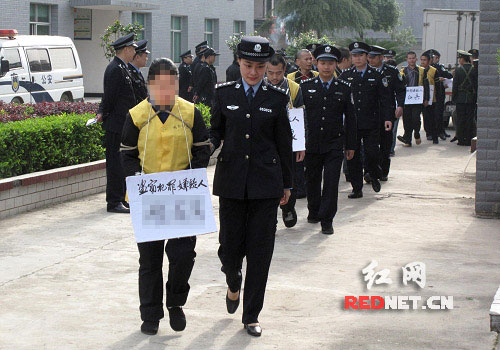 湘乡公捕公判大会宣布逮捕27名犯罪嫌疑人