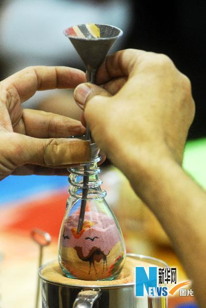 上海世博约旦馆沙画瓶受欢迎(组图)