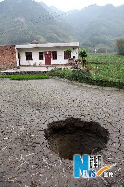 部门介绍,本次塌陷从4月27日凌晨开始,主要表现为隐伏岩溶土洞的塌陷